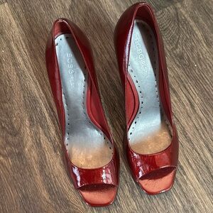 Barely worn burgundy pumps in great condition.